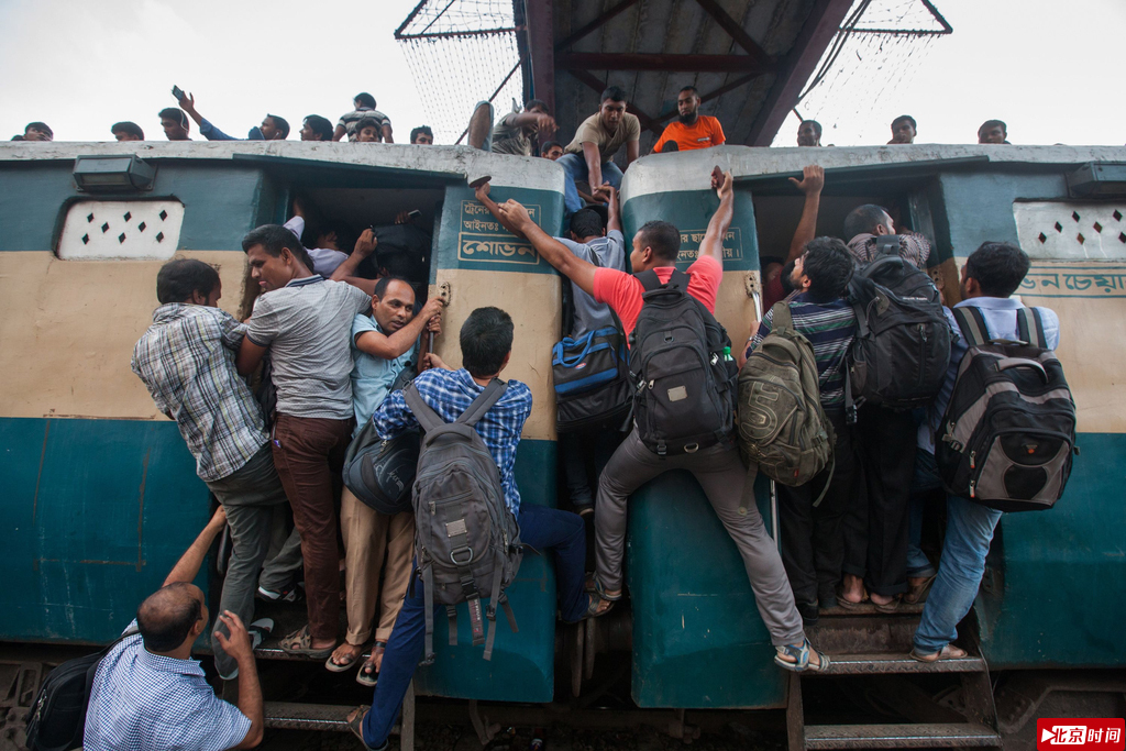 当地时间2016年9月8日，孟加拉国达卡，宰牲节将至，孟加拉国民众和穆斯林乘坐火车返乡，场面颇为壮观，连火车顶部也是人山人海。