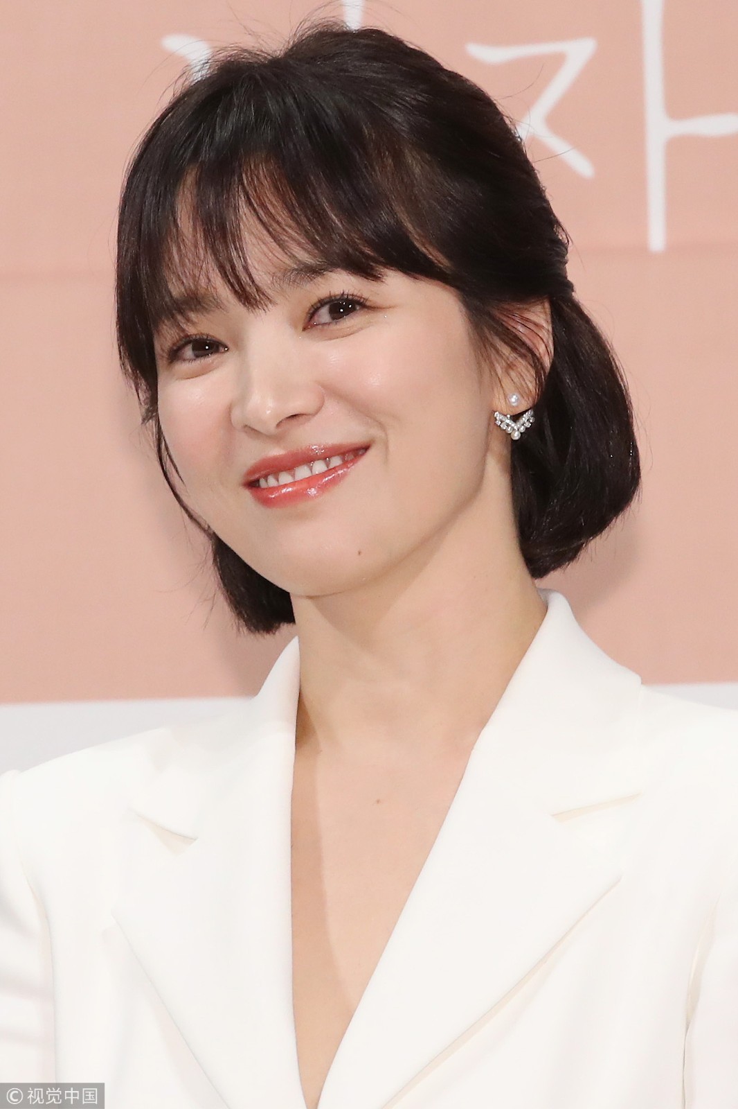 宋慧乔近照瘦出新高度 穿白色西装裙亮相秀美腿 女神范十足