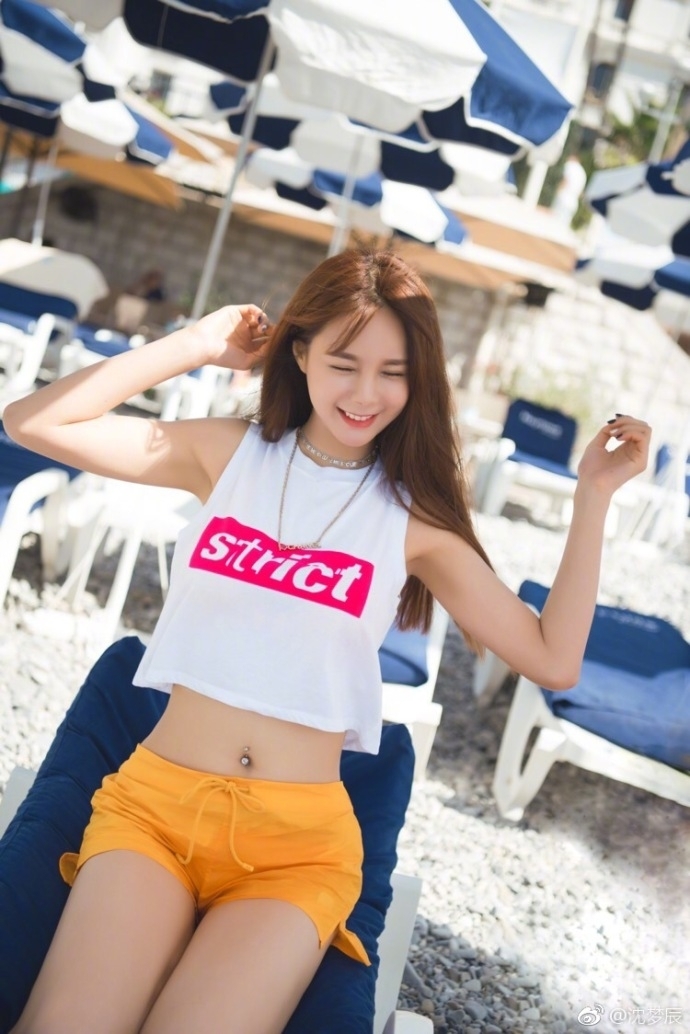 组图:沈梦辰海边戏水大秀无赘肉好身材 笑眼弯弯很迷人