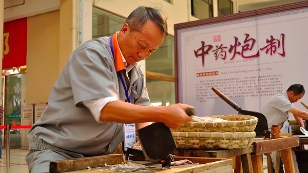 千年中医如何对症下药?看中药炮制大师巅峰对决 千年中医如何对症下药?看中药炮制大师巅峰对决