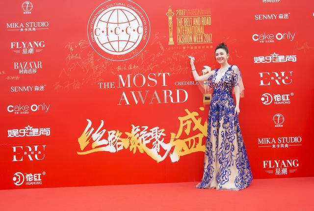 吕佳容时尚盛典化身“蓝精灵” 获最具潜力女演员奖(图9)