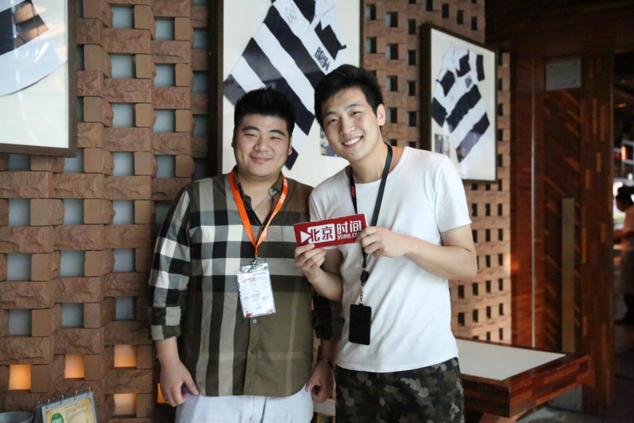 在中午休息的时候,记者有幸和马总一起吃饭,马总是一位投身游戏多年的商人,目前代理了索尼游戏,并在国内各大城市都有大量的实体店,这位把梦想变为现实,把热爱成为工作的幸福男人其实在身后也有不为人知的艰辛。