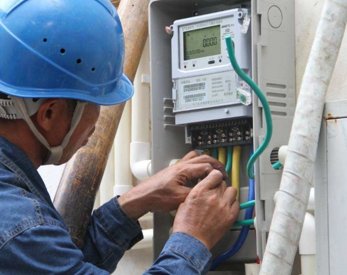 电表跑太快?电工舅舅给支个招,电表旁一小动作,一年电费省辆车