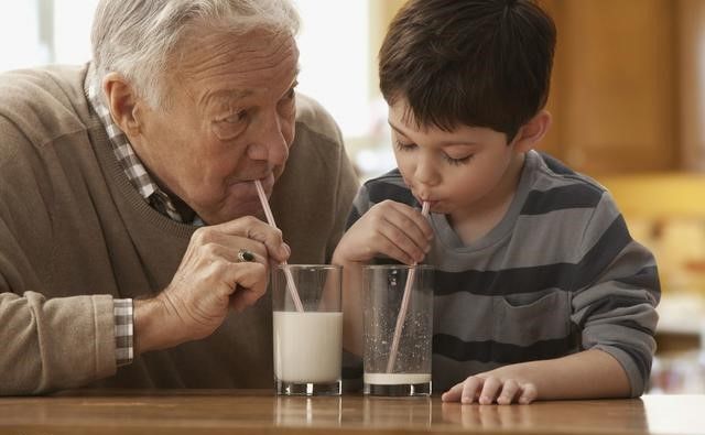 你还在喝牛奶?这六种老年人喝牛奶等于喝毒药