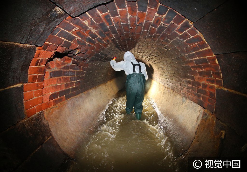 当地时间2012年10月25日下午,在韩国首尔中区乙支路入口附近。记者深入被认为是1900年大韩帝国时期建造的砖头排水管道观察。这是一条主管道排水管，首尔市相关人士表示，去年明洞圣堂停车场地下发现支线排水管也大约推测建设于相似的1900年 ~ 1910年时期。