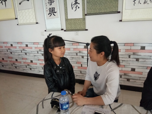在《俺娘苏春草》剧中出演女一号的张伟红老师在面试孩子们的过程中并