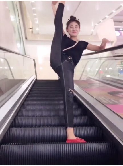 “一字马”网红 竟是徐州90后俩娃辣妈 “一字马”网红 竟是徐州90后俩娃辣妈