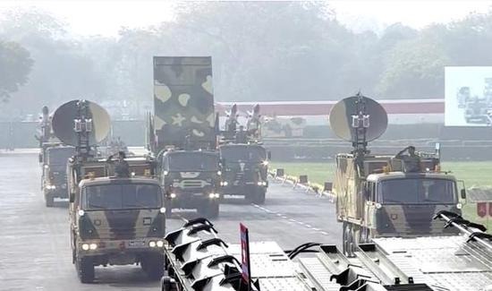 　海外网1月15日电 当地时间15日，印度迎来第72个建军周年纪念日，并在卡里亚帕阅兵场举行阅兵式展现其军力。士兵方阵、摩托车特技、坦克部队等等一一登场，引发关注。