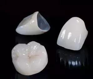 刚拔了一颗虫牙,补烤瓷牙还是种植牙好?|茄问答