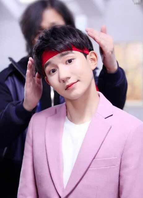 戴发带的5位明星:王源最搞笑 他简直就是发带