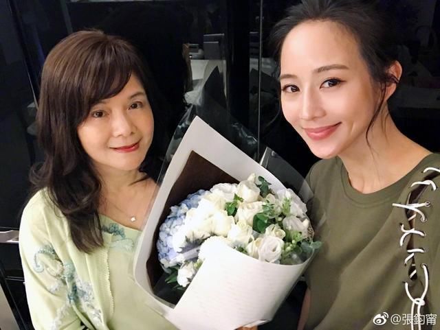 64岁妈妈水嫩不输刘晓庆,可张钧宁的发际线让人很担心啊!