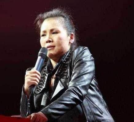 51岁田震近照曝光,满头白发,提起那英只愿说三个字!
