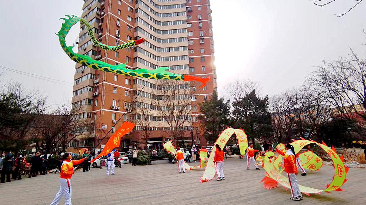八宝山街道三山园社区“龙舞飞扬 欢乐齐聚”庆小年