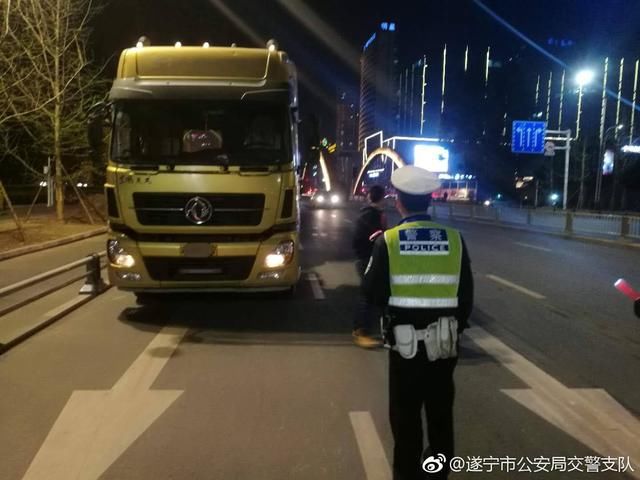 重型货车超载、冲关、自制5个8纸牌遮挡号牌