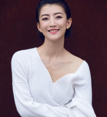 卫莱白色情人节写真曝光 清纯魅力又俏皮