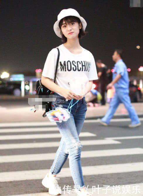 21岁沈月现身机场,清新装扮甜美可人,只因搭错