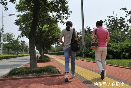 女子手机被大妈捡到,不给2000块不还,谈崩后结