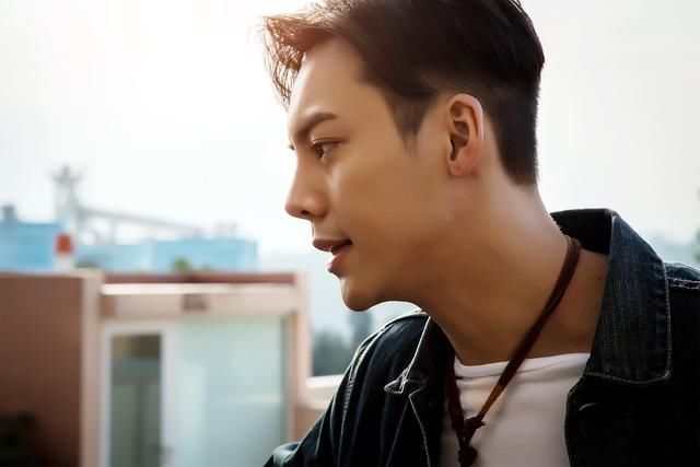 又一个胡歌,陈伟霆台上弯腰后的举动获赞,最受益的是环卫工人