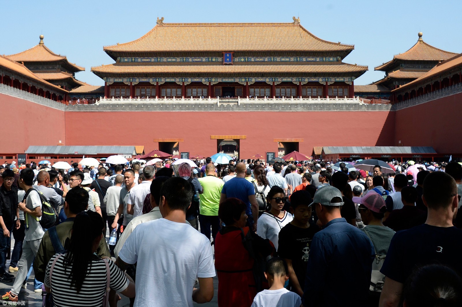 (图 北京故宫内人流如潮)