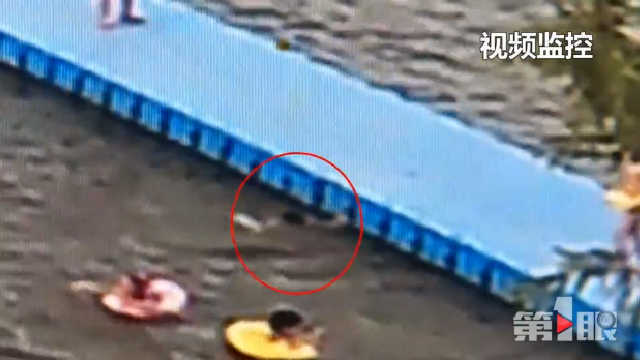 男童失足落水生死15秒 爸爸全程不知耍手机