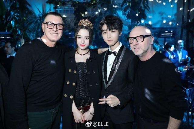 迪丽热巴同框王俊凯,穿华丽服饰化身王子公主
