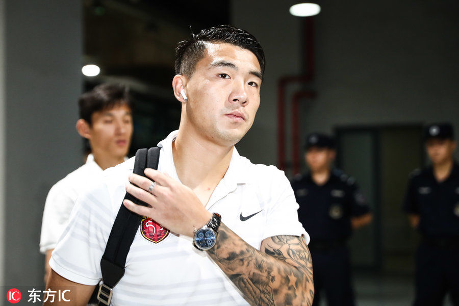 上海上港将帅抵达赛场 武磊自提两双球鞋