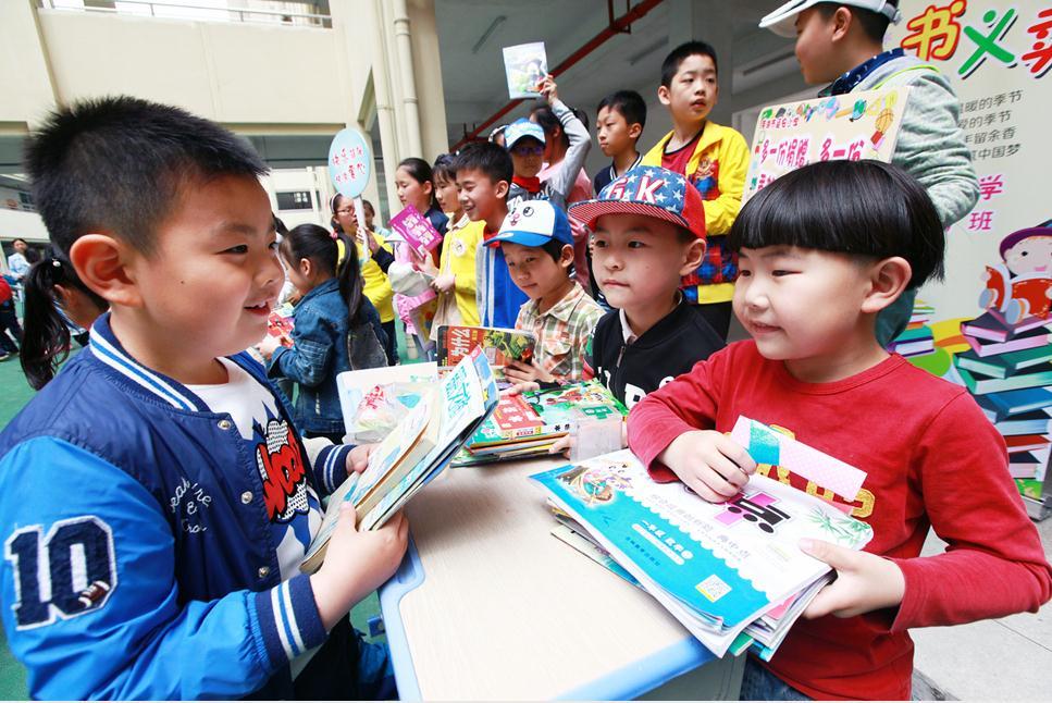 芜湖小学生开展爱心义卖活动 培养奉献美德