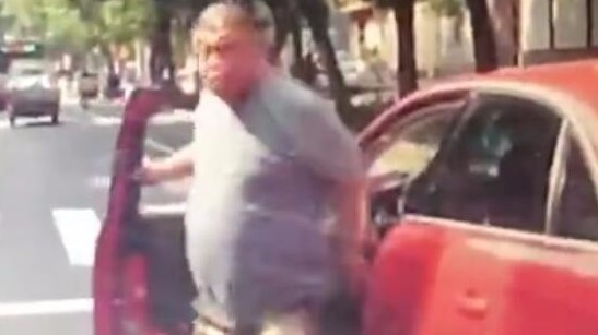 石家庄司机斑马线礼让行人遭后车殴打 打人男子已被抓 石家庄司机斑马线礼让行人遭后车殴打 打人男子已被抓