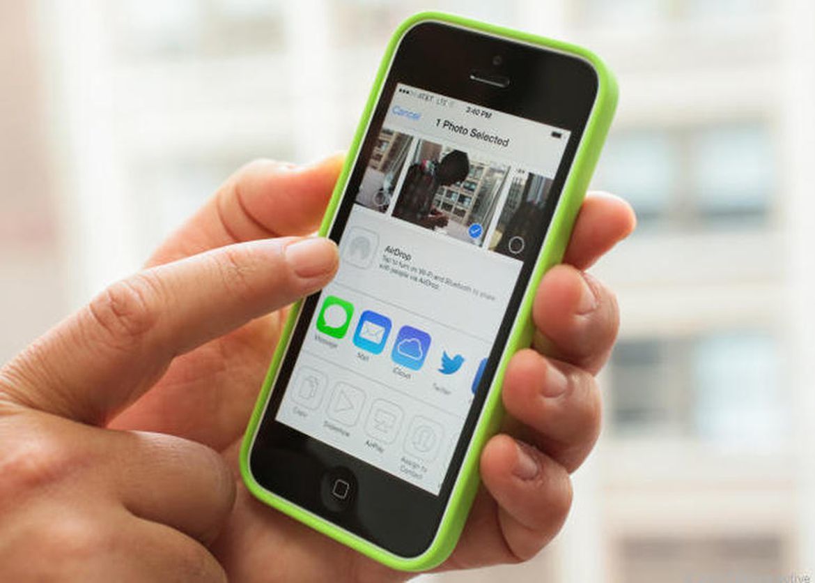 【iPhone 5C(2013年)】
2013年,苹果响应推出“廉价iPhone”的呼吁,在iPhone 5S之外推出iPhone 5C。然而,iPhone 5C的定位有些怪异:它实际上只是前一代的iPhone 5的塑料外壳版本,尽管它功能不俗,但相比廉价Android产品,它的性价比明显不足。它的国际版本的存储空间也只有8GB,并没有什么吸引力。