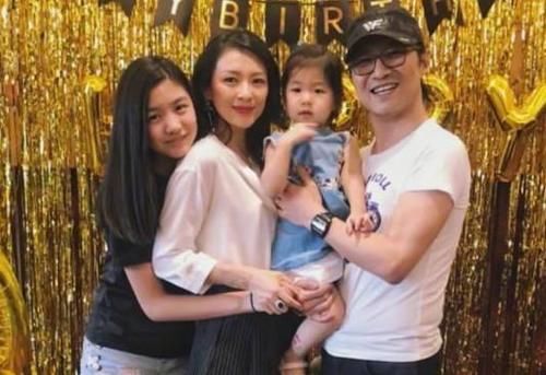 章子怡一家四口罕见同框,照片暗含秘密!网友:真