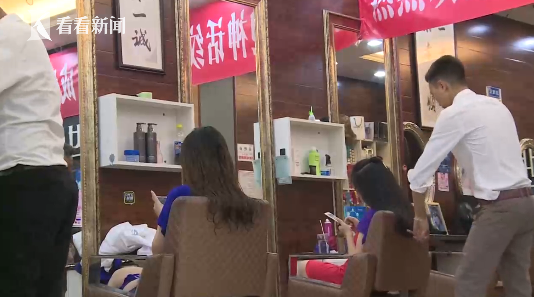 由于双方各执一词，记者也不清楚当时到底发生了什么事。小林表示，她已经报了警，她一定要给自己讨个说法。而理发店店长则表示，事发后他们给小林道过歉，至于有没有摸胸，事情真相究竟怎样，他们相信等警方调查后自然会得出结论。