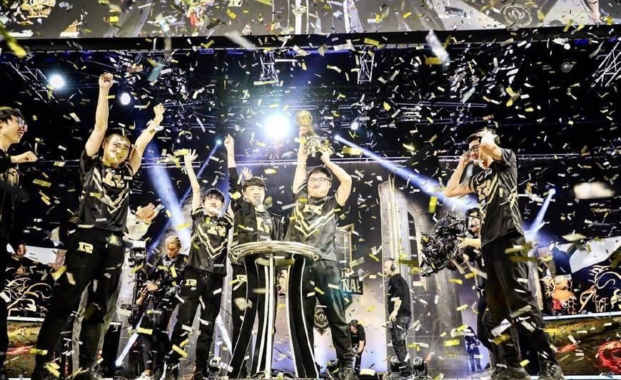 LOL:Uzi夺冠之后,来看看Uzi父母还有他姐姐是