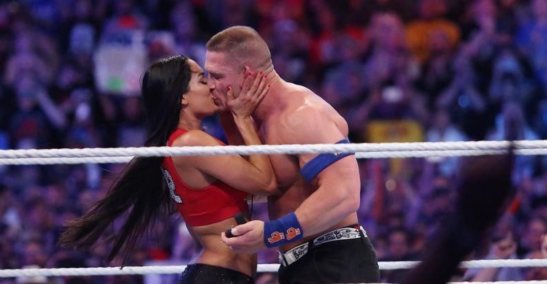 WWE摔角资讯丨尼基贝拉分手后首次亮相,皇家