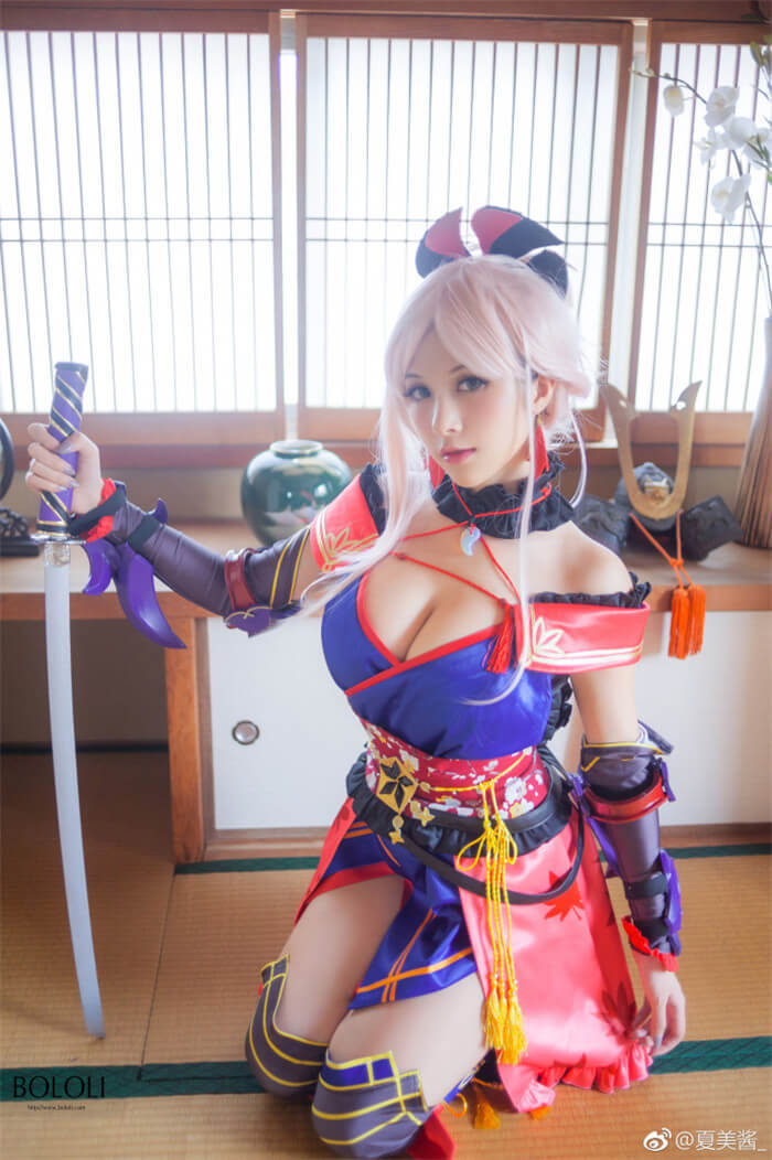 近日,她最新Cos了《FGO》的宫本武藏,制服大胸诱惑一览无遗,让我们一起来看看吧!
