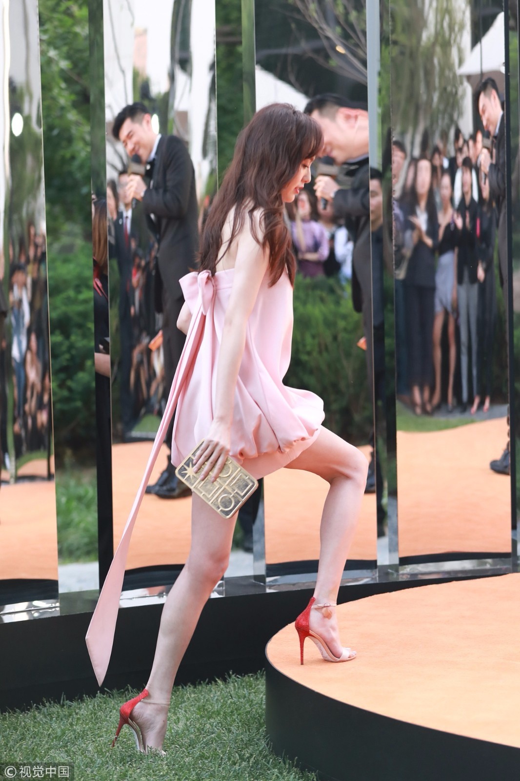 唐嫣穿粉色短裙秀长腿 穿恨天高过草地脚下生风