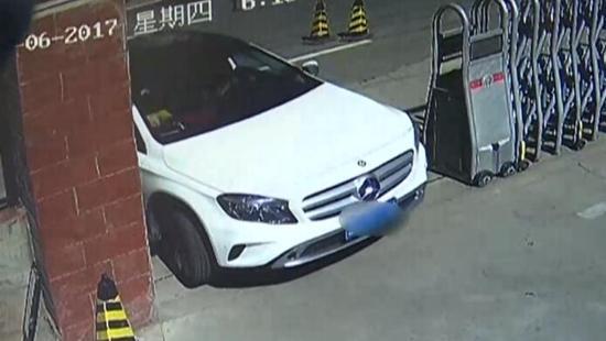 男子酒驾闯交警大院 把车停警用车位不断鸣笛 男子酒驾闯交警大院 把车停警用车位不断鸣笛