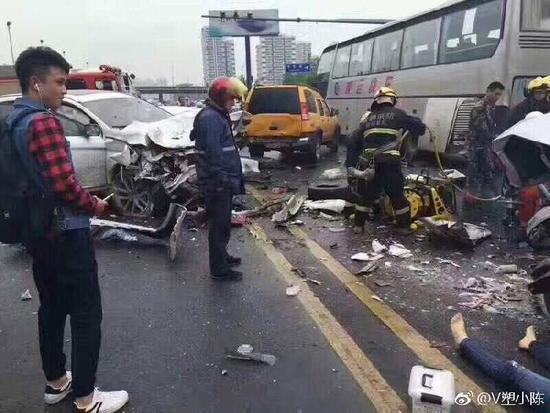 成都发生多车相撞致1死6伤 一辆轿车被撞碎