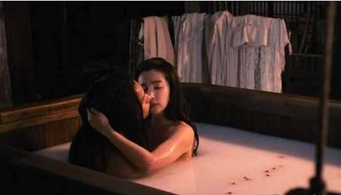 9. HBO的影集是怎么拍摄出来的?看起来非常假戏真做!
  他们说:“虽然我不希望大家的幻想破灭,但其实很多地方都是靠借位、角度、和演员的精湛演技以及VFX视觉技术(特效随意画上几笔就可以显现出的肌肤线条)的多重组合才造就出如此逼真的画面。就连《权利的游戏》这样的影集也都有专门的特效团队。”