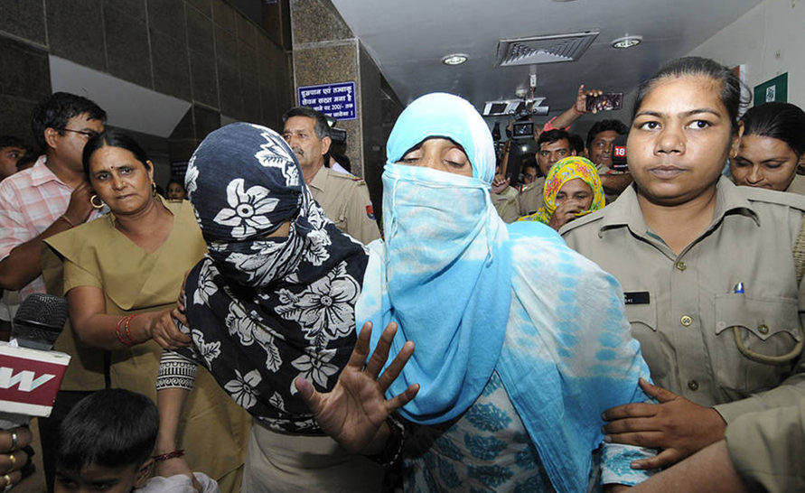 据悉，该事件为团伙作案，犯罪分子是一伙劫匪，他们抢夺了受害者的财物，并将4名女性家庭成员拖出强奸。其中，一名男性家人在试图阻拦的过程中遭罪犯杀害。图为受害女子。