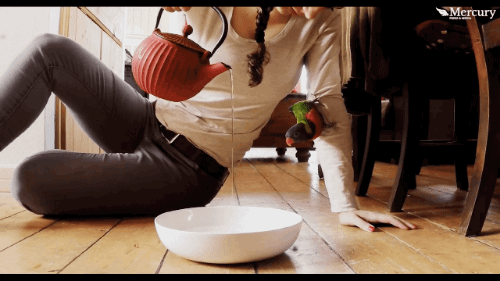 搞笑gif图:好可爱的姑娘,这棒球真的不适合你玩!