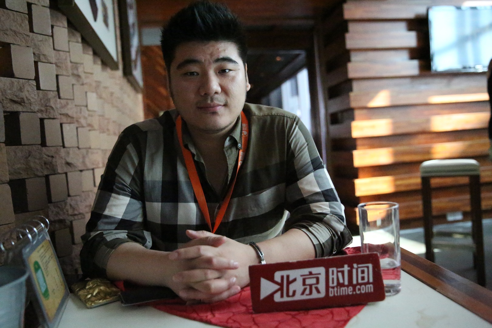 马总向记者透露,2013年来cj展的时候,他顶着上海40度户外的高温在CJ展台外一遍又一遍的发着传单,身体上被炙烤的煎熬始终没有精神上的折磨来的痛苦,被人鄙视,遭人白眼这是所有传单工都遇到的问题。