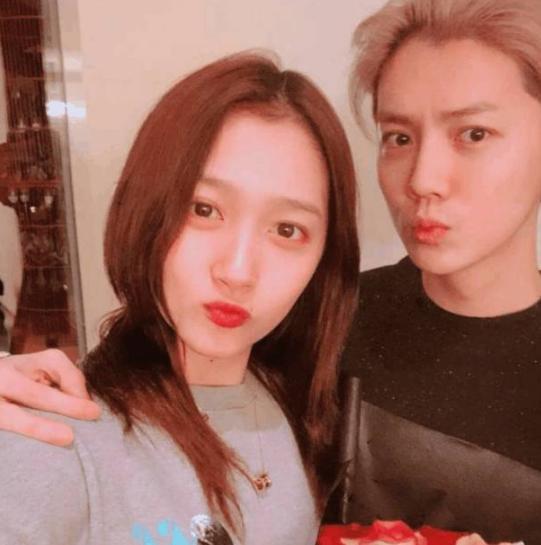 偶遇张继科景甜约会!张继科直接脱鞋把脚放在