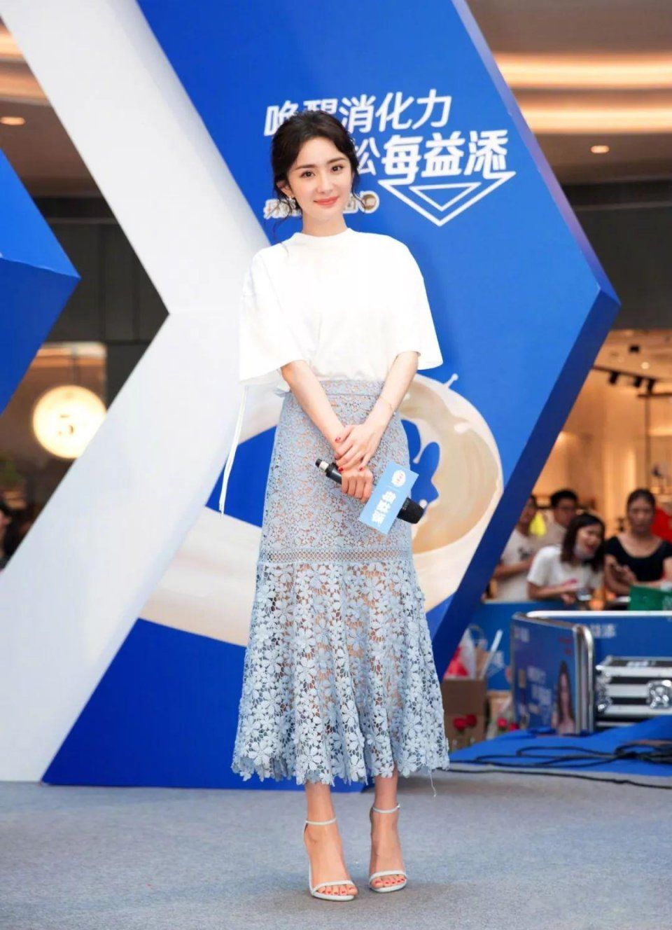 夏日最全白T搭配都在这了!杨幂穿出仙气,佟丽