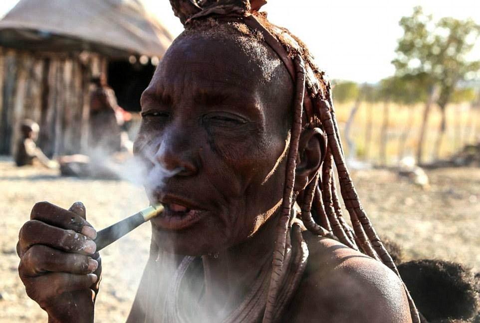 一位辛巴族老人在抽烟。