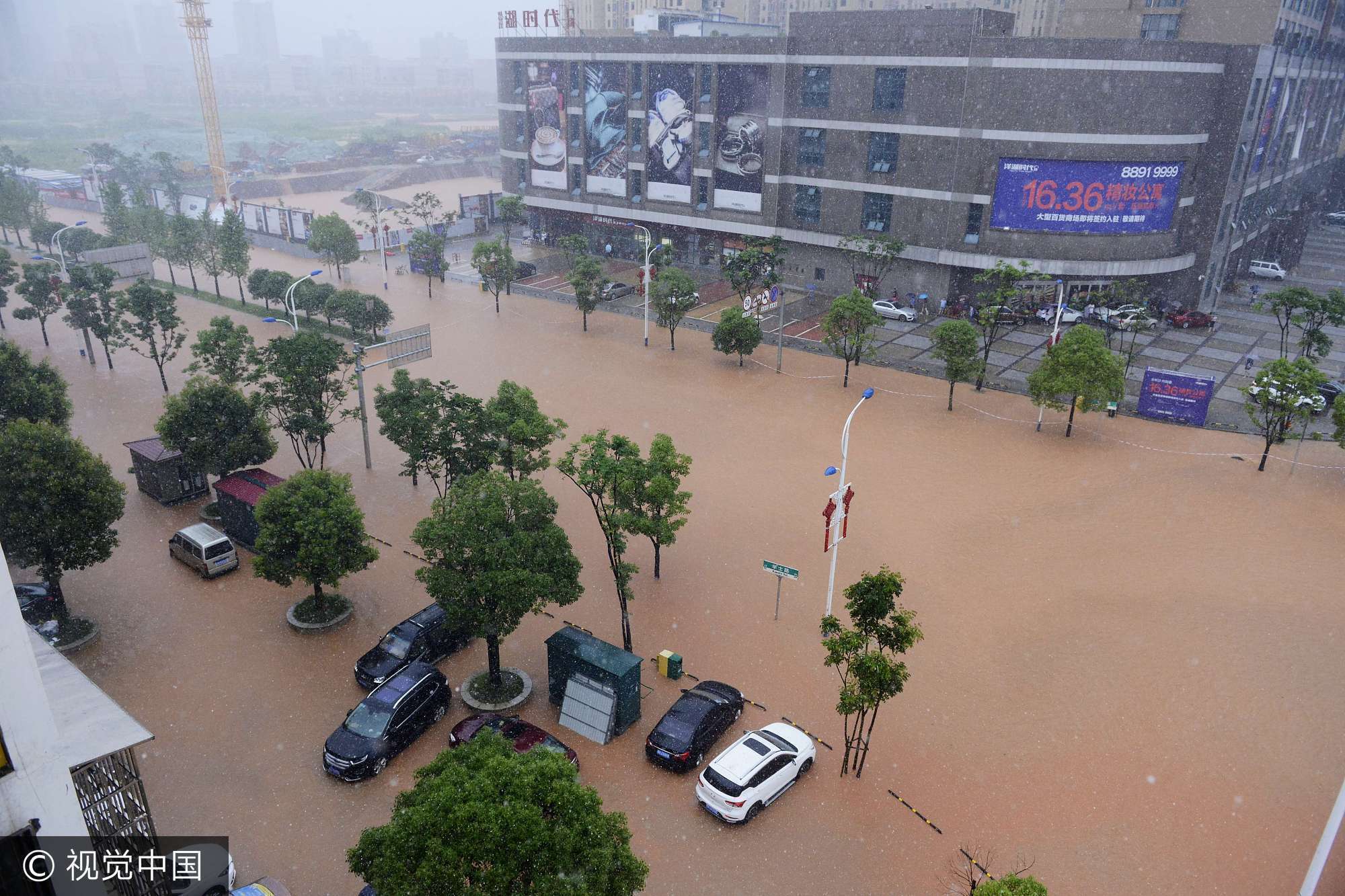 广东东莞突降暴雨多镇街被淹，一工业园多个厂房浸水，损失或超百万-股票频道-和讯网
