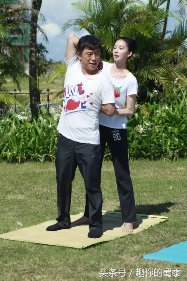 44岁林志玲身材依然火爆,做瑜伽走光,黄渤全程