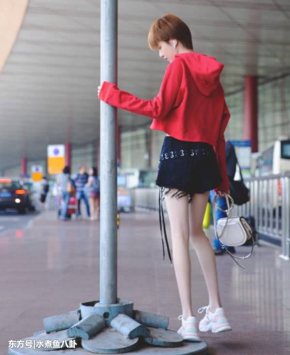 漫画腿只有郑爽才有?李凯馨穿超短裤秀美腿,漫