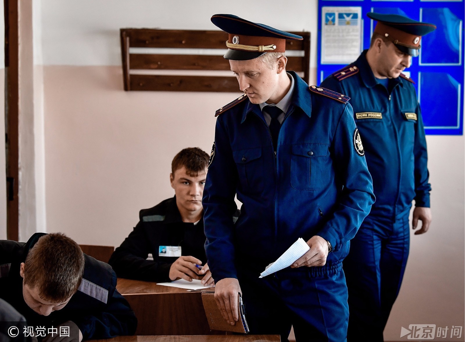 俄罗斯囚犯参加夜校期末考试 狱警教室内监考