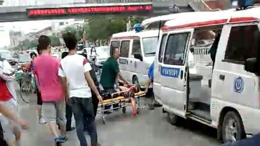 保定唐县两中学生街头打斗 一人受伤抢救无效死亡