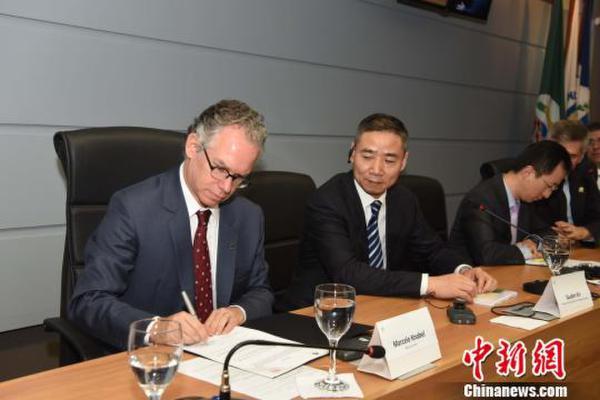 巴西坎皮纳斯州立大学校长马塞洛·卡诺贝尔(左)签字. 莫成雄 摄